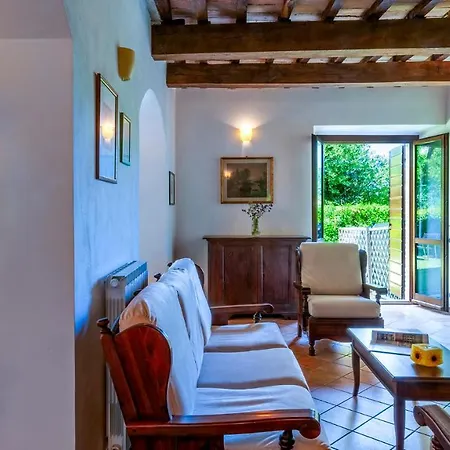 Villa Banci 8, Emma Urbino